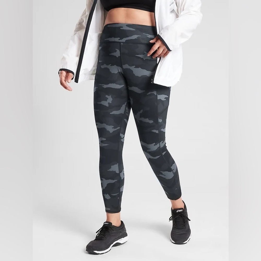 Athleta Ultimate Camo 7/8 Tights – Size Medium